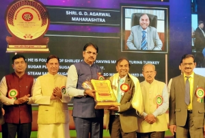 Mr. G. D. Agarwal, Founder &amp; CMD of Shrijee Group, honoured with Industry Excellence Award by Shri. Harshvardhan Patil at 69th DSTA Annual Convention.